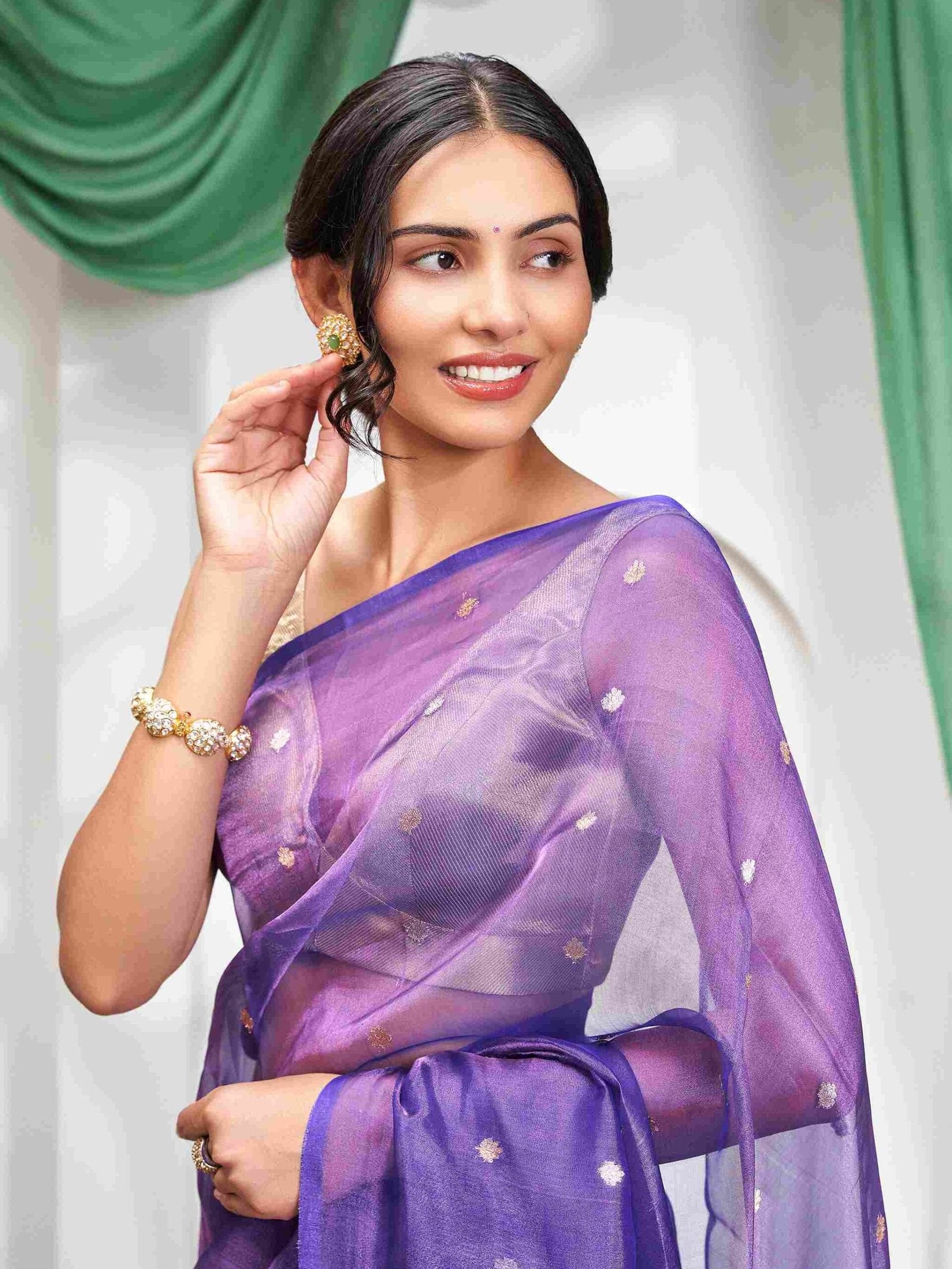 Svarnima (Kadwa Bootie Silk Tissue Banarasi Saree)