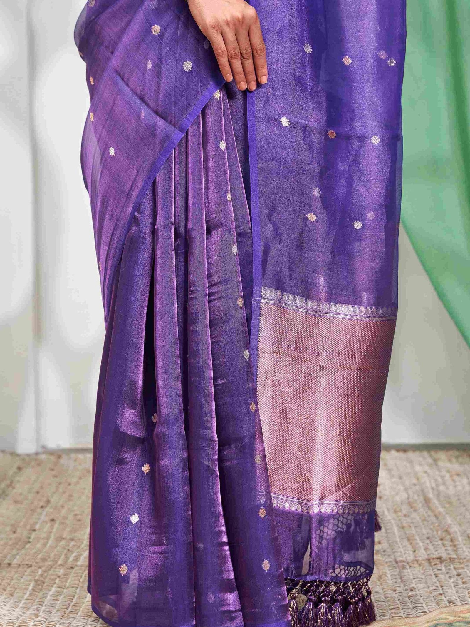 Svarnima (Kadwa Bootie Silk Tissue Banarasi Saree)